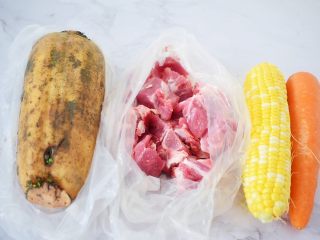1、猪骨莲藕玉米胡萝卜汤,准备好材料