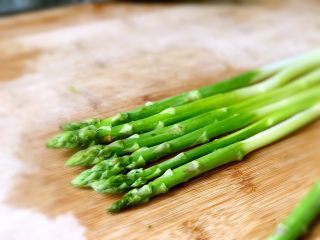 5、素味五彩便当,芦笋用小刀去掉粗纤维,然后用热水焯一下沥干待用。