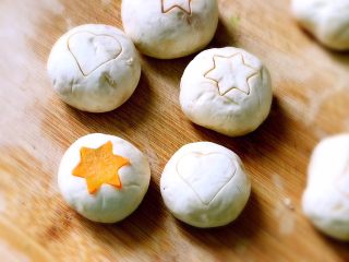 7、素味五彩便当,口蘑用小模具在表面切出有点深的造型,用相应的胡萝卜选型嵌入。