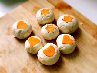 8、素味五彩便当,然后一同焯水沥干待用,注意:先切造型再焯水,这样比较容易造型。