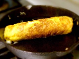 11、素味五彩便当,煎厚蛋烧,如果不会煎请另外参看其他菜谱,煎成圆柱体是需要方法的。然后切成需要的小圆柱体。