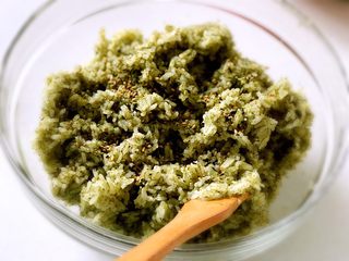 13、素味五彩便当,绿色米饭趁热加入海苔香松,轻轻拌匀即可,保持整粒口感才香。