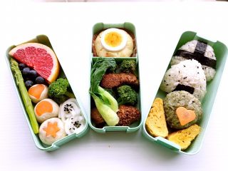 15、素味五彩便当,捏饭团时要趁热,双手打湿沾一层薄薄的盐,然后将饭团在手中捏两三下成型即可,再贴上合尺寸的海苔。土豆泥放在油纸里再摆放⋯⋯其他的就看你的审美情趣了????????