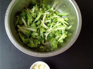 5、西兰花炒虾仁,焯水后的西兰花，捞出；大蒜剁成蒜末；