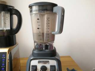 6、益智营养芝麻糊,仅仅只需5分钟，一杯热乎乎的营养米糊就完成，打出的米糊特别细腻，顺滑，入口即化。