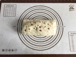 9、面包机版红枣果仁面包,上下三分之一处向内对折。