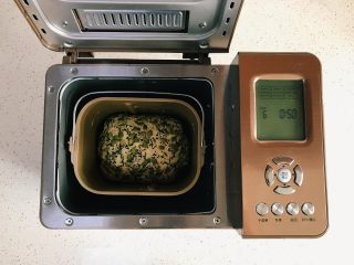 13、面包机版红枣果仁面包,将面团放入面包机桶内,选择发酵,时间为50分钟。