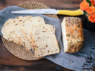 18、面包机版红枣果仁面包,组织