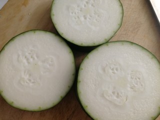 2、番茄烧冬瓜,切厚片。