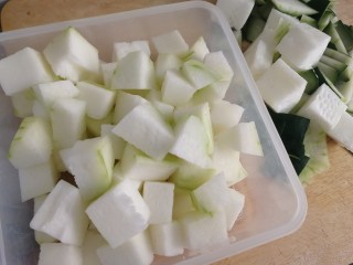 3、番茄烧冬瓜,去皮，去瓤，切小块。