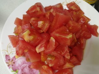 6、番茄烧冬瓜,切小块儿。