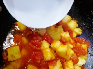 13、番茄烧冬瓜,加半碗开水。