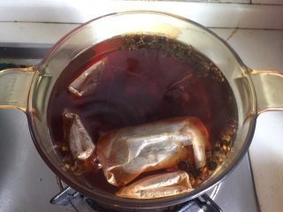 6、水果花茶,关火后用筛子过滤出红茶胎菊茶备用