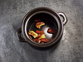 5、养生之姜汁红糖水,准备一个煲汤的将红枣放入煲中