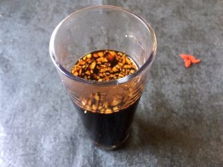 11、养生之姜汁红糖水,简易红糖姜水,用生姜切末,放入杯中,烧一杯开水,杯中放俩勺红糖,倒入开水搅拌均匀趁热喝