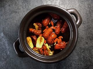 9、养生之姜汁红糖水,在煲里放150毫升的矿泉水