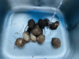 2、拔丝芋头,放入水中清洗