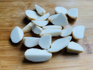 3、拔丝芋头,去皮滚刀切