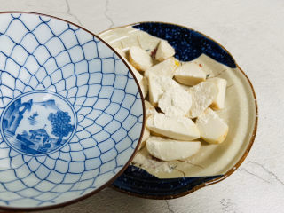 8、拔丝芋头,加入适量水搅拌均匀