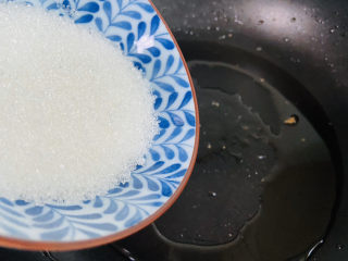 14、拔丝芋头,倒入白糖