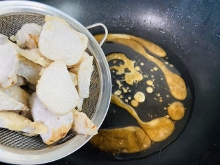 16、拔丝芋头,倒入芋头