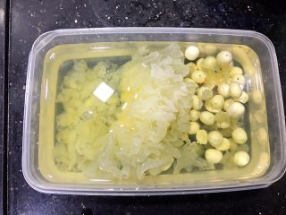 3、双雪桃胶鹌鹑蛋糖水,泡好后，变大2-3倍