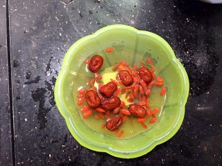 5、双雪桃胶鹌鹑蛋糖水,称出枸杞，红枣，温水泡一下