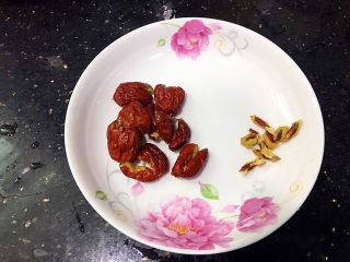 6、双雪桃胶鹌鹑蛋糖水,红枣去核