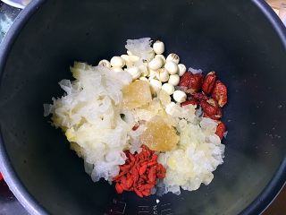 8、双雪桃胶鹌鹑蛋糖水,除桃胶，鹌鹑蛋外，全部材料清洗干净后放入高压锅