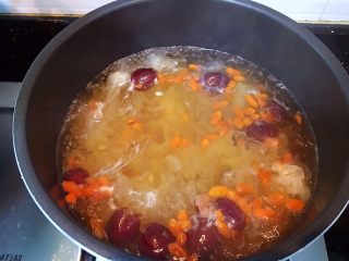 13、双雪桃胶鹌鹑蛋糖水,糖水煮好后拿出，放到灶台上大火煮开转中小火