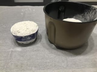 1、红糖大枣开花馒头,盆内加入两碗面粉