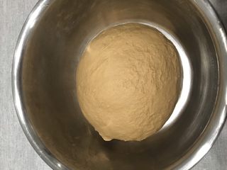 3、红糖大枣开花馒头,揉成较软面团，盖保鲜膜发至两倍大