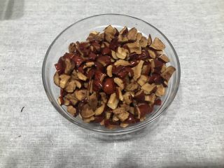 4、红糖大枣开花馒头,发面的时间，处理下大红枣。去掉核，我是用剪子剪的，比较方便，处理成较大的状，吃起来比较有口感。
