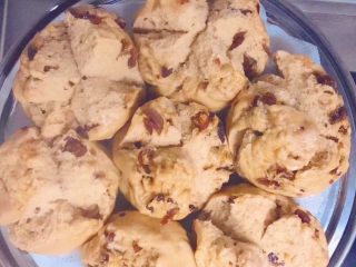 6、红糖大枣开花馒头,醒10分钟，水开蒸15分钟，再闷五分钟就可以出锅