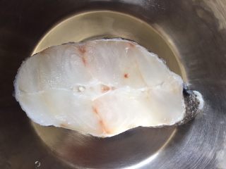 1、清蒸鳕鱼,鳕鱼解冻一块