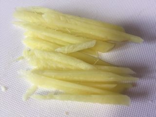 2、清蒸鳕鱼,生姜切细丝