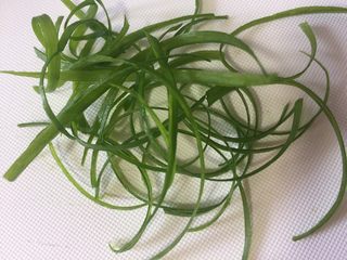 3、清蒸鳕鱼,葱也切细丝