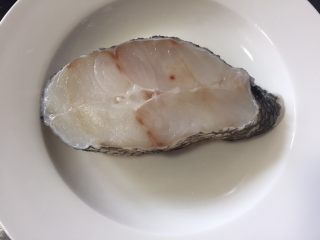 4、清蒸鳕鱼,鳕鱼解冻好清洗干净沥干放入盘中