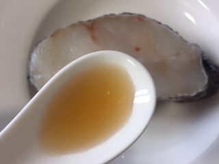 5、清蒸鳕鱼,放入半勺料酒