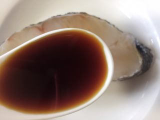 6、清蒸鳕鱼,加入一大勺蒸鱼豉油