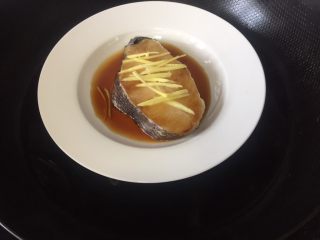 10、清蒸鳕鱼,水开放入盘子中火蒸8-10分钟就可以了，根据鱼肉的厚度自行调节，拿出来倒出一部分汤汁，你也可以在盘子上加盖保鲜膜