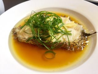 12、清蒸鳕鱼,葱花放在鱼肉上，热油浇入葱花上