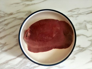 1、嫩炒猪肝,猪肝买回来放清水中泡半个小时