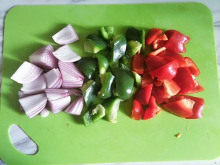 3、嫩炒猪肝,洋葱、青椒红椒切好