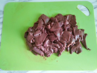 4、嫩炒猪肝,泡好的猪肝切成薄片