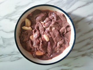 6、嫩炒猪肝,用手抓匀腌制15分钟