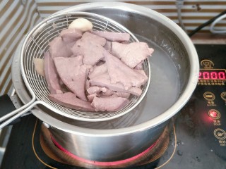 8、嫩炒猪肝,放入腌好的猪肝捞一下，猪肝变粉色的时候立刻捞出，焯水时间一定要短，不然就变老了