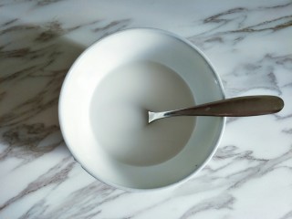 9、嫩炒猪肝,调一碗水淀粉备用