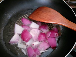 10、嫩炒猪肝,锅倒适量油烧热，下入洋葱炒出香味