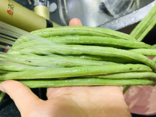 2、豇豆炒鸡蛋,洗净；